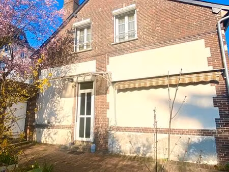 évreux  quartier de navarre : une maison avec deux dépendances et une parcelle de terrain 