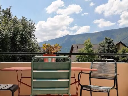 t3 meublé lumineux avec balcon au cœur de saint-jorioz