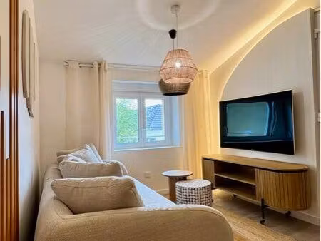 à louer – superbe t2 entièrement rénové décoré et meublé avec jardin en hyper centre de bo