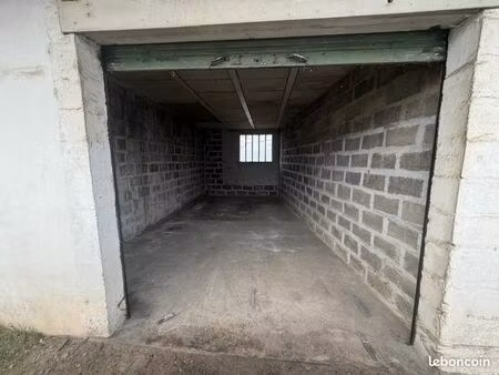 large garage à louer