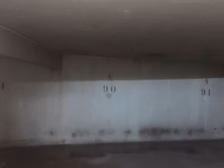 place de parking garage sous-terrain