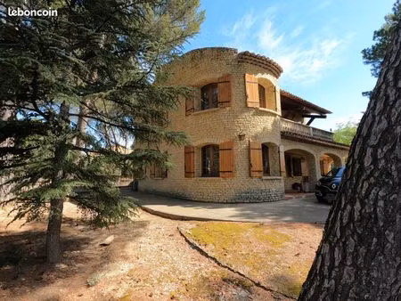 location du rez de chaussée d'une villa de 95 m²avec garage sur 500 m² de jardin privatif