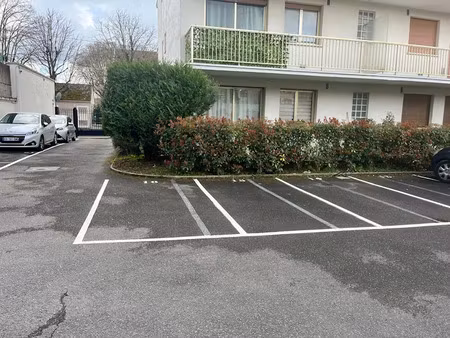 location parking à la varenne saint hilaire (94210)  100 €