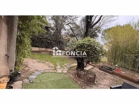 pertuis  un appartement en rez de jardin  trois pièces deux chambres avec un grand jardin