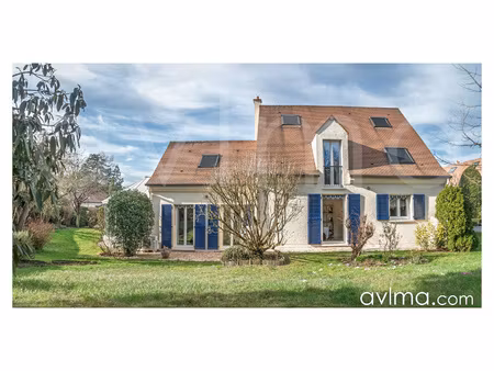 maison familiale très bien entretenue au sein d'un domaine o