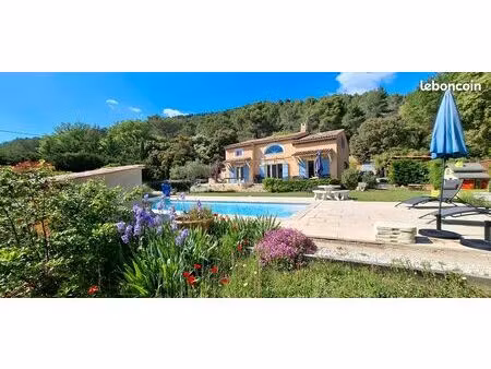 belle villa 8 pièces avec piscine au calme