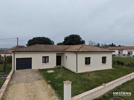 a vendre maison de plain-pied de 117 m² avec garage et jardin dans lotissement de condom