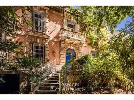 demeure de caractère avec jardins  au coeur de la ville