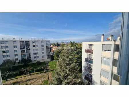 marignane à louer les perrussons type 3 avec cave en 4 em étage sans ascenseur