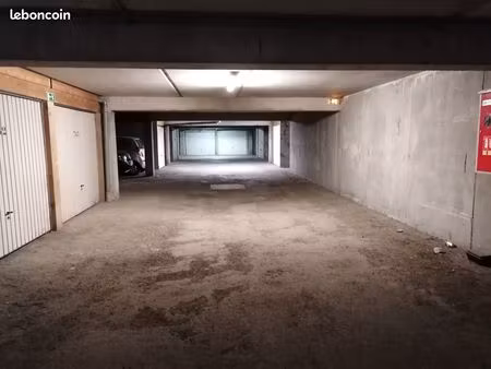 loue garage fermé. box