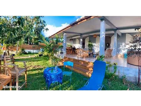villa dans jardin tropical
