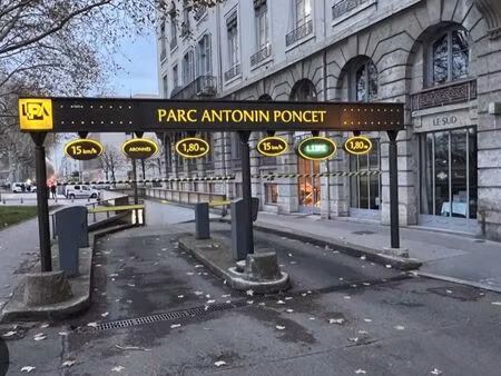 place parking moto antonin poncet