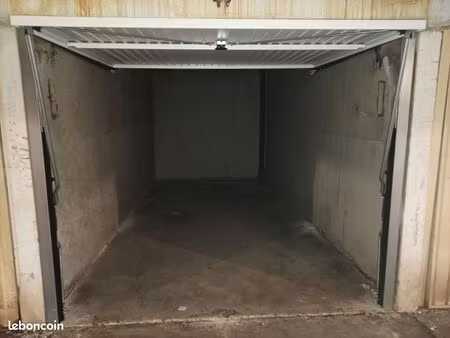 box fermé dans garage sous-terrain / vidéo surveillance