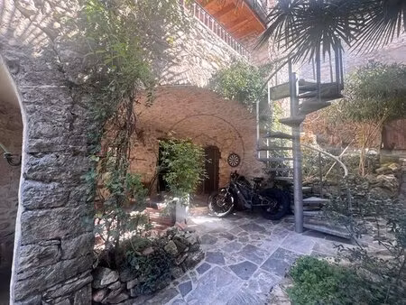 maison en pierres avec terrasses et cour intérieure