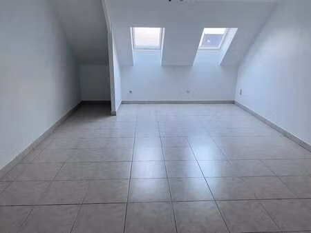 appartement sous les toits de 2 chambres à coucher près du