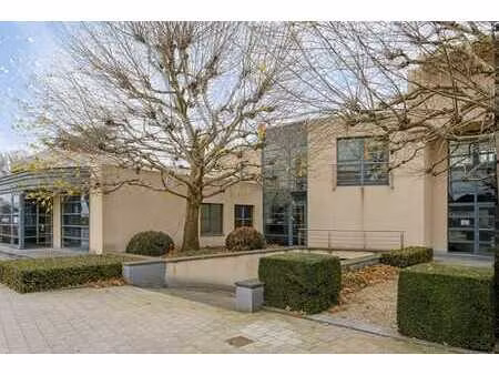 immeuble de bureaux dans un emplacement privilégié avec park