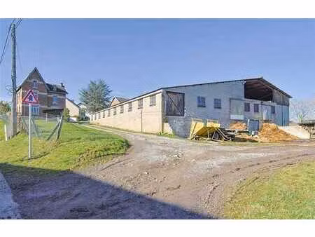 chanly – étable 650 m² et hangar sur 22 ares – fort potentie