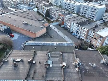 incroyable entrepôt de 1.455 m² avec une hauteur de 4 mètres