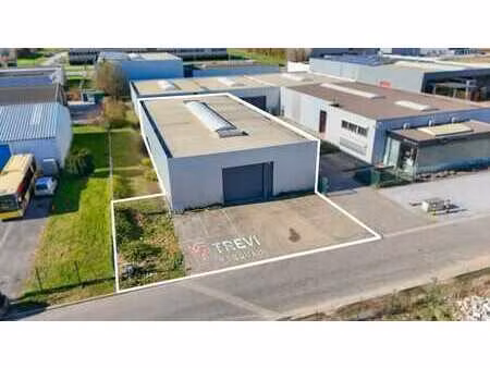 bel entrepôt d'une superficie de 612m²