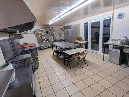 fond de commerce d’environ 140 m²