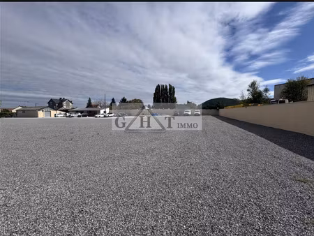 entrepot 4600 m² + 15 000 m² de terrain a vaux le penil