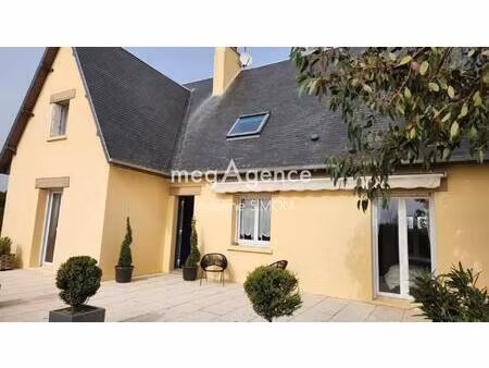 maison familiale et son jardin arboré