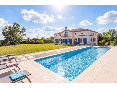 maison d'architecte et sa piscine à préserville