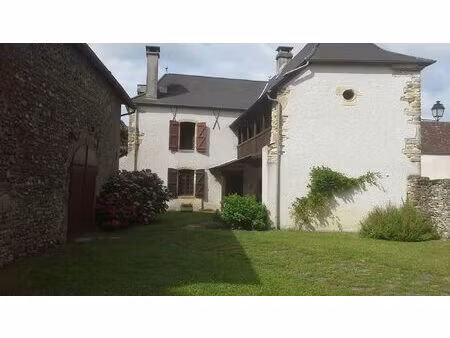 charmante ensemble béarnais du village avec dépendance et jard
