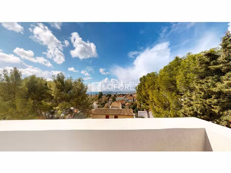 t3 esprit rooftop - terrasse 38 m² -vue étang - centre rognac - 2 parkings