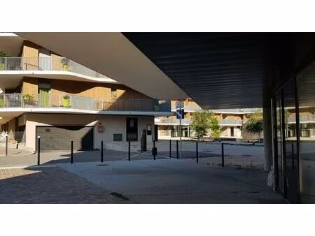 dans l'hyper centre de challes  garage à louer