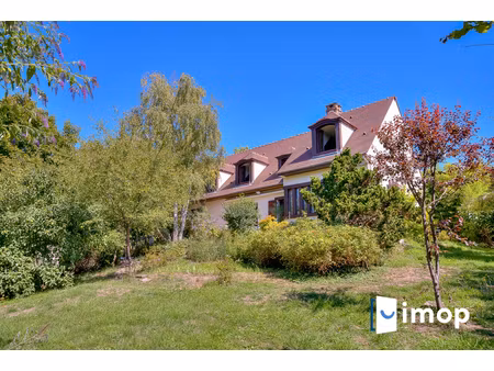 maison sur un joli terrain arboré