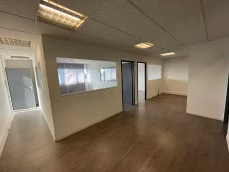 beau local professionnel de 92 m² avec parking – zi rousset parc club