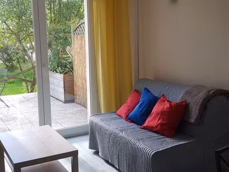 a louer de suite  duplex t1 bis entièrement meublé avec chambre en mezzanine et grande ter