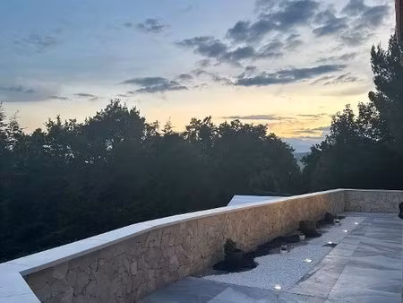 meublé: deux pièces de 102m² avec trois parking  260m² de terrasse et 1500m² de jardin ave