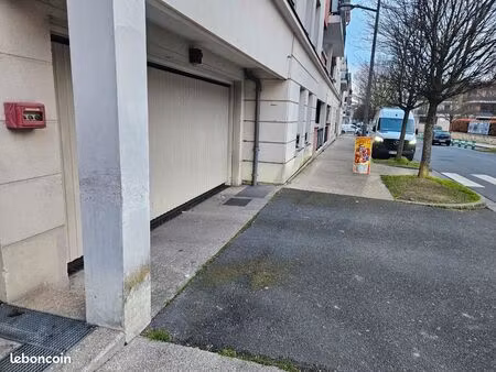 place de parking sécurisée en sous sol