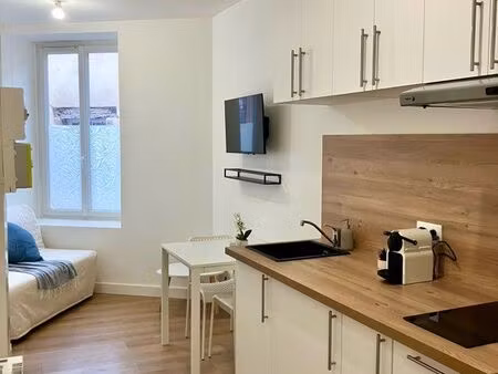 studio meublé tout équipé en plein centre de st genis laval et au pied des commerces et tc