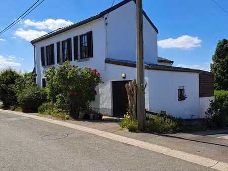charmante maison 4 façades disposant de 4 grandes chambres.