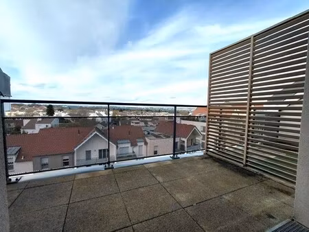 jouy le moutier 2 pièces meublé-dernier étage avec terrasse et parking- centre ville