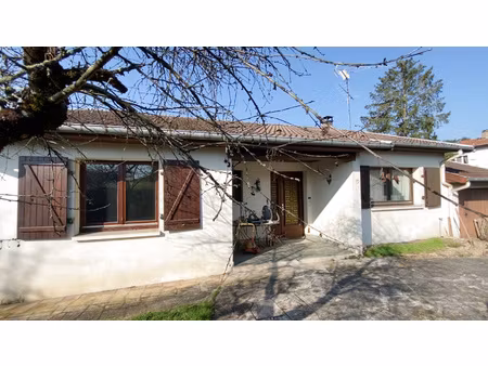 pavillon de plain- pied de 95 m2 habitables à rénover .