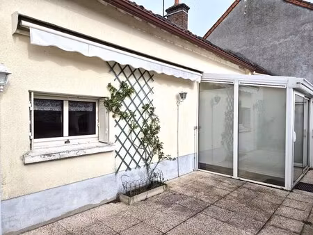 maison 5 pièces  avec garage et jardin  proche commerces et écoles.