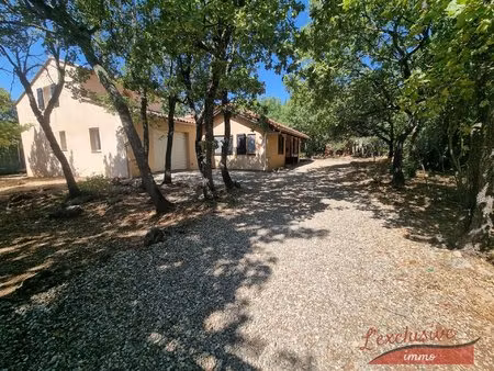 ensemble de 2 habitations reliées par une loggia sur 930m2 de terrain arboré