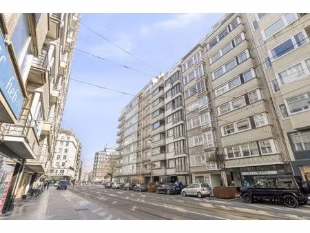 op te frissen 2 slaapkamer appartement in hartje oostende!