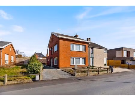 halfopen bebouwing op een perceel van 430 m² in koolskamp