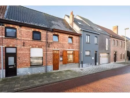 charmante gesloten bebouwing met ruime tuin en renovatiepotentieel