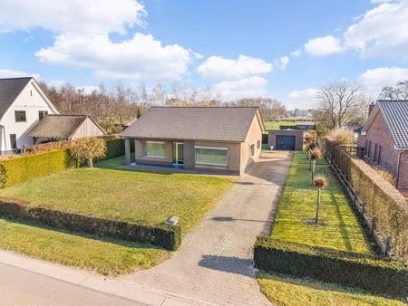 gelijkvloerse woning met 2 slaapkamers op een uniek perceel van 18a 26ca