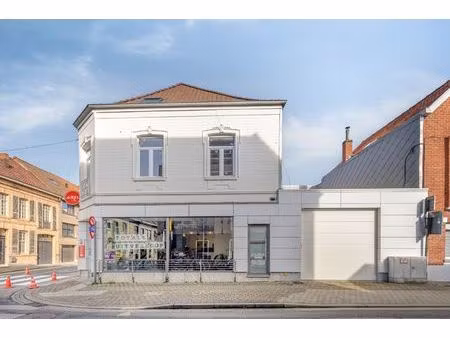 commercieel pand met verder af te werken appartement en garage op topligging!
