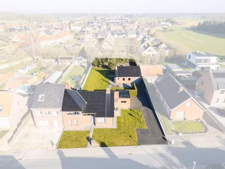 verzorgde woning met ruim bijgebouw op perceel van 1.369 m²
