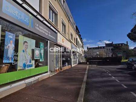 location local professionnel 73m²