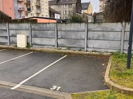 place de parking extérieur sécurisée