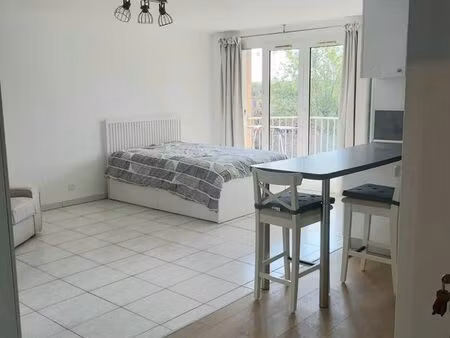 grand studio meublé 34 m² refait à neuf – balcon – 7 min rer b